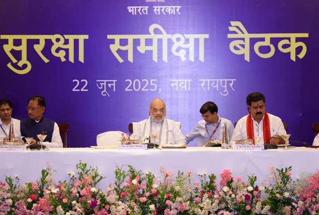 केन्द्रीय गृह एवं सहकारिता मंत्री अमित शाह ने रायपुर में नक्सलवाद पर छत्तीसगढ़, आंध्र प्रदेश, तेलंगाना, मध्य प्रदेश, महाराष्ट्र, झारखंड और ओडिशा के DGP/ADGP एवं वरिष्ठ अधिकारियों के साथ समीक्षा बैठक की अध्यक्षता की