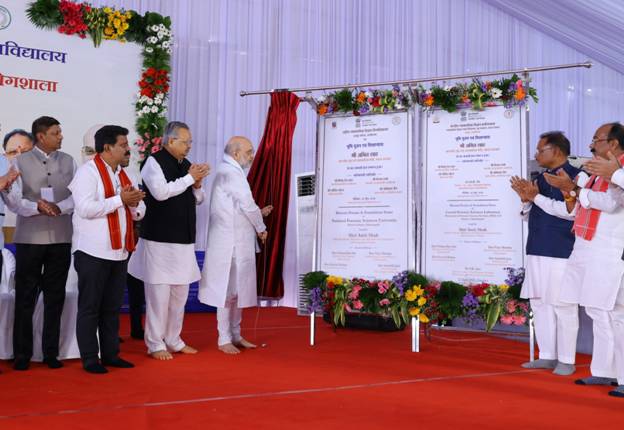 केन्द्रीय गृह एवं सहकारिता मंत्री अमित शाह ने आज छत्तीसगढ़ के नवा रायपुर में एनएफएसयू और सीएफएसएल के रायपुर परिसर का शिलान्यास एवं एनएफएसयू रायपुर के अस्थाई परिसर का ई-उद्घाटन किया