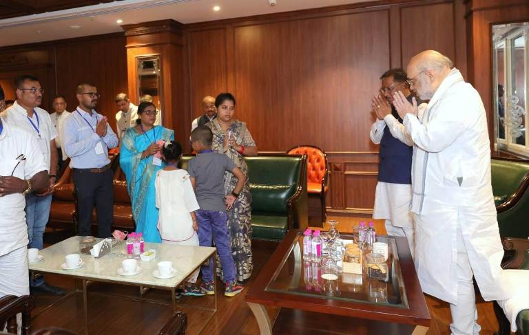 शहादत को नमन : केंद्रीय गृह मंत्री श्री अमित शाह ने शहीद आकाश राव गिरिपुंजे के परिजनों से की मुलाकात