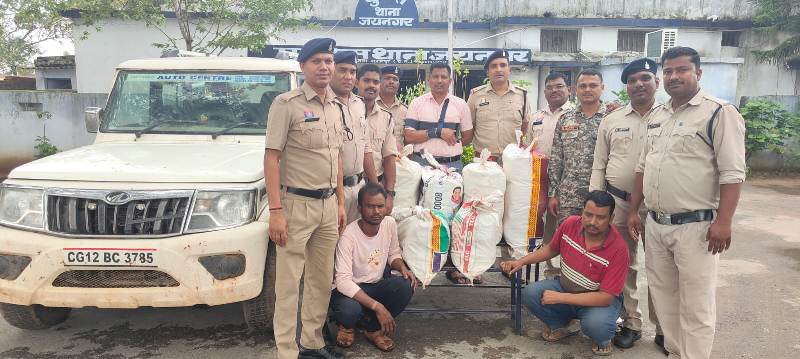 24 लाख की गांजा खेप ले जा रहे थे तस्कर, पुलिस ने की फिल्मी स्टाइल में पीछा कर दो को दबोचा, एक आरोपी फरार!