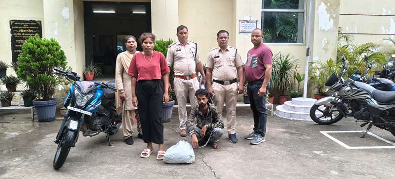 चक्रधरनगर पुलिस की त्वरित कार्रवाई : युवक-युवती से 250 नशीले इंजेक्शन व टैबलेट बरामद, , पुलिस की फिल्मी स्टाइल दबिश, बाइक से कर रहे थे तस्करी, एनडीपीएस (NDPS) एक्ट के अंतर्गत में मामला दर्ज कर की कार्यवाही.