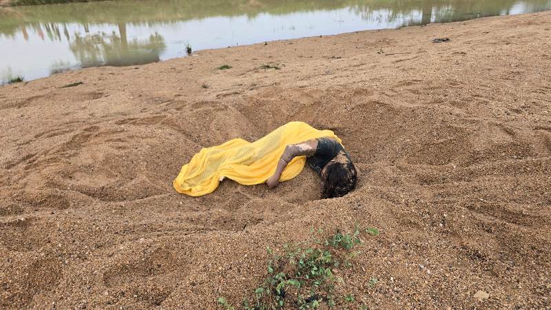 रेत में दफन हुई दरिंदगी: जशपुर के तपकरा में मिली महिला और दो बच्चों की लाश, कबूलनामे के बाद फरार हुआ संदिग्ध प्रमोद गिद्धी