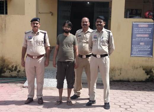 सूरजपुर में नशीली कफ सिरप बेचने वाला आरोपी गिरफ्तार, पुलिस ने मौके से बरामद की 31 बोतलें, भट्ठापारा रोड पर अवैध नशीली दवाओं की बिक्री करते पकड़ा गया युवक, एनडीपीएस एक्ट के तहत केस दर्ज.