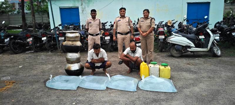 कोतरारोड़ पुलिस की दो दबिश में अवैध शराब का भंडाफोड़ : 250 लीटर महुआ शराब बरामद, पुलिस ने जब्त की शराब और उपकरण, दो आरोपी गिरफ्तार, भेजे गए न्यायिक हिरासत में.