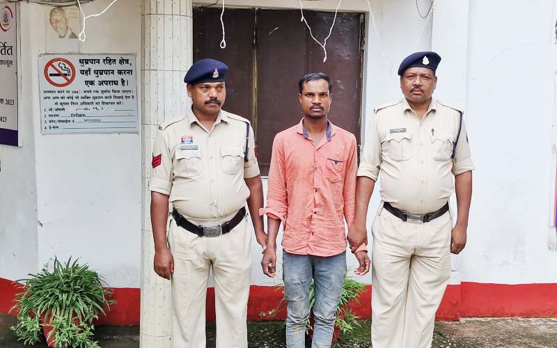 जशपुर पुलिस ने तिहरे हत्याकांड का किया खुलासा, आरोपी प्रमोद गिद्धी को रांची से दबोचा गया, प्रेम संबंध और शक बना तिहरे हत्याकांड की वजह, एसएसपी शशि मोहन सिंह की अगुवाई में 5 टीमों ने किया आरोपी को ट्रैक!