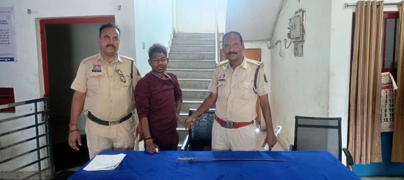 पुलिस की त्वरित कार्रवाई : सार्वजनिक स्थान पर तलवार लेकर दहशत फैलाने वाला अनिल नायक उर्फ कबाड़ी गिरफ्तार, पुलिस ने मौके से हथियार किया जब्त, आर्म्स एक्ट के अंतर्गत की गई कार्यवाही
