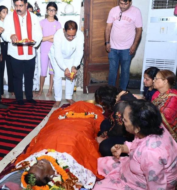 मुख्यमंत्री विष्णु देव साय ने पद्मश्री डॉ. सुरेंद्र दुबे को दी श्रद्धांजलि, शोक-संतप्त परिवार के प्रति संवेदना व्यक्त की