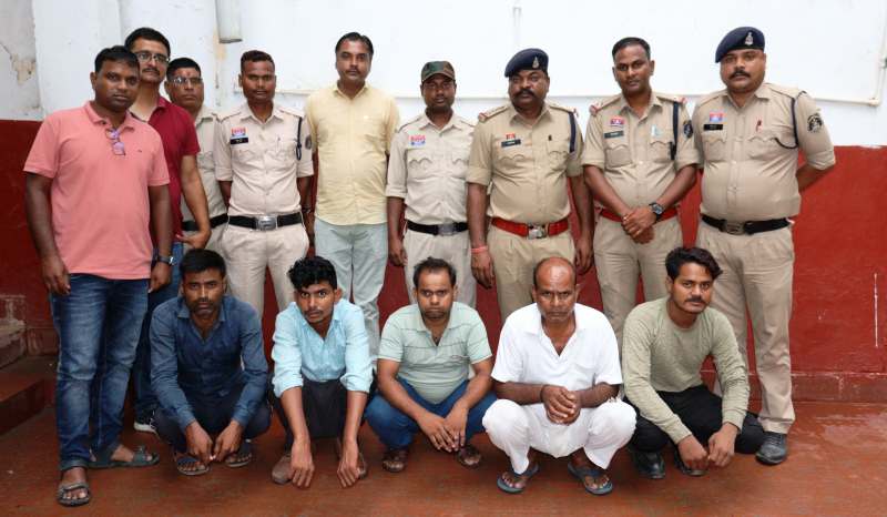 पुलिस की त्वरित कार्रवाई : काम दिलाने का झांसा देकर युवती की तस्करी और जबरन विवाह, मानव तस्करी, जबरन शादी और दुष्कर्म,चार अंतर्राज्यीय आरोपी सहित कुल सात आरोपी सरगुजा पुलिस ने किये गिरफ्तार…जाने पूरा समाचार.