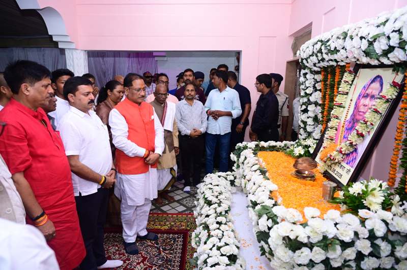 मुख्यमंत्री विष्णु देव साय ने विधायक श्रीमती गोमती साय का मायका पहुंचकर उनकी स्वर्गीय माता को अर्पित की विनम्र श्रद्धांजलि