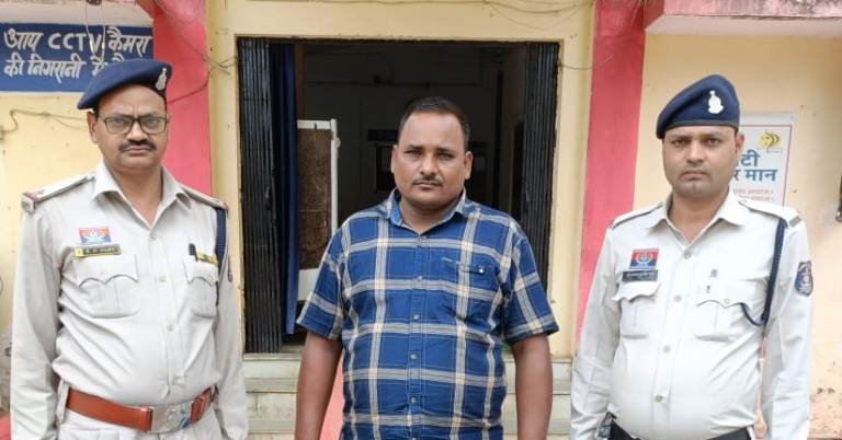 मौत का मंसूबा! खेत पर धान काटने से शुरू हुआ खूनी खेल, फरार विनोद यादव आखिर चढ़ा पुलिस के हत्थे