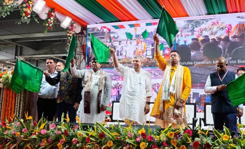 रेल मंत्री अश्विनी वैष्णव ने पुरुलिया–हावड़ा मेमू ट्रेन सेवा का किया शुभारंभ, यात्रियों को मिलेगा सस्ता और तेज़ सफर, 01 स्टेशन, 1 सपना, भारतीय रेलवे का कायाकल्प शुरू !