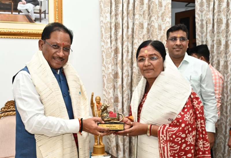 मुख्यमंत्री श्री साय से केंद्रीय महिला एवं बाल विकास राज्य मंत्री श्रीमती सावित्री ठाकुर ने की सौजन्य मुलाकात