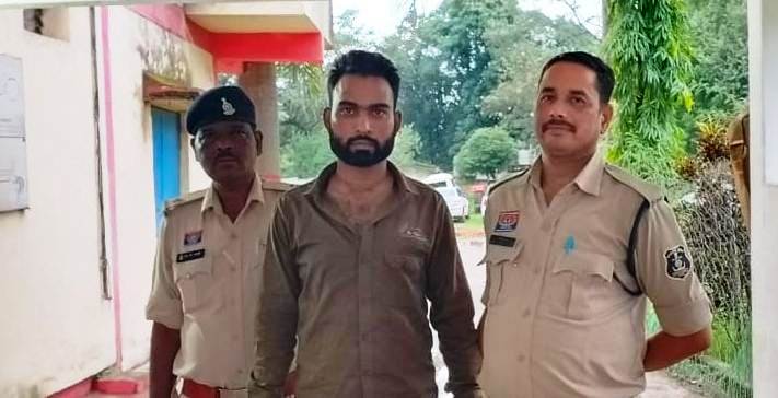 सीतापुर में बकरी चोरी के दौरान हत्या : वारदात ने मचाया हड़कंप, बकरी चोरी के विरोध पर बेरहमी से पीट-पीटकर हत्या, आरोपी मोहम्मद चाँद गिरफ्तार, फरार साथियों की तलाश जारी. भेजा गया न्यायिक रिमांड पर.