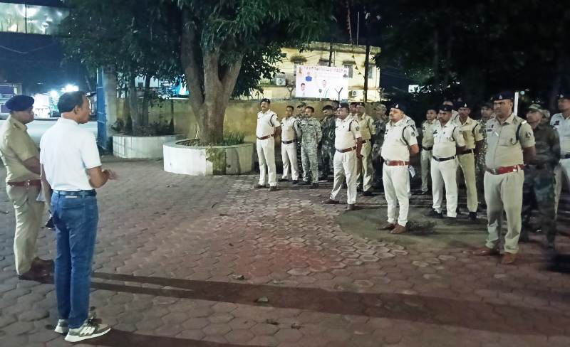 सूरजपुर में पुलिस का रातभर चला ऑपरेशन : 203 संदिग्धों की जांच, रात में सजायाफ्ता व गुण्डों की धरपकड़, बदमाशों को दी चेतावनी, सूरजपुर पुलिस की गश्त से अपराधियों में हड़कंप.