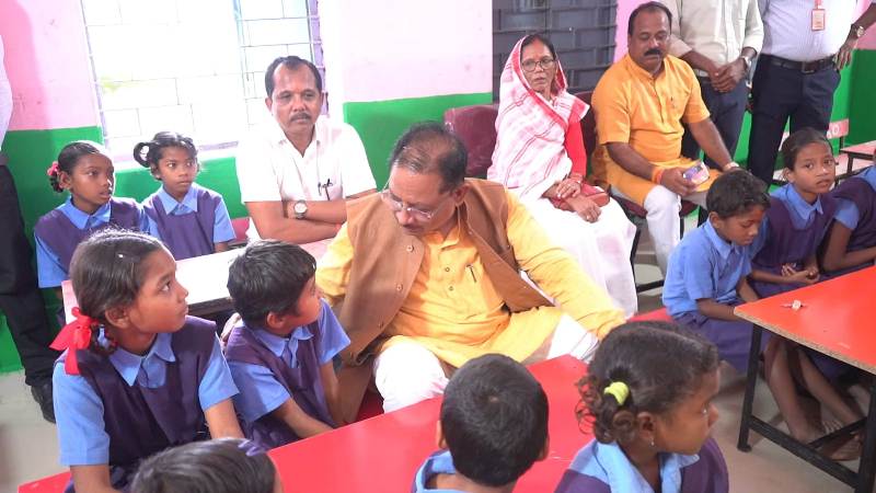 मुख्यमंत्री भी बने छात्र ! बगिया प्राथमिक स्कूल में नन्हीं छात्रों के साथ कुर्सी टेबल में बैठ सीखें आधुनिक पढ़ाई के गुण