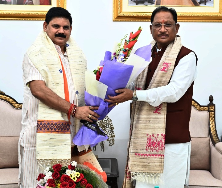 मुख्यमंत्री श्री विष्णु देव साय से केन्द्रीय कोयला एवं खान राज्य मंत्री श्री सतीश चन्द्र दुबे ने की सौजन्य मुलाकात.