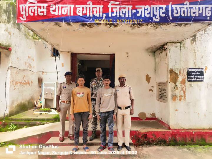 वाहन चोरी और पशु तस्करी का खतरनाक गठजोड़ : पुलिस ने जंगल से बरामद की चोरी की गाड़ी, बगीचा पुलिस ने बगीचा से टाटा सूमो चोरी करने वाले आरोपी सहित दो शातिर तस्करों को किया गिरफ्तार, भेजा जेल.