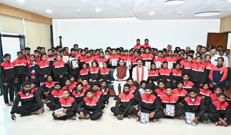 रायपुर पहुंचे सुकमा के 95 युवा, मुख्यमंत्री से मिलकर मुस्काए चेहरे, ‘विकास ही भविष्य है’ का दिया संदेश – स्वामी विवेकानंद युवा प्रोत्साहन योजना के तहत बौद्धिक भ्रमण कार्यक्रम