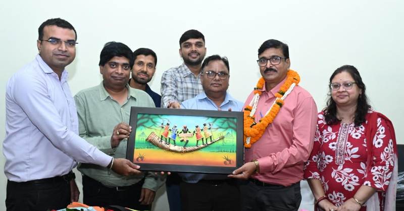 जनसंपर्क विभाग के उपसंचालक आनंद प्रकाश सोलंकी को सेवानिवृत्ति पर दी गई गरिमामय विदाई, मुख्यमंत्री प्रेस प्रकोष्ठ में अनवरत 23 वर्षों तक उल्लेखनीय सेवाएं