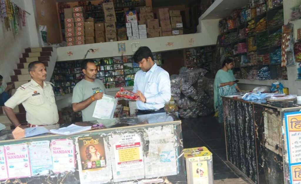 लड्डू-नमकीन में मिलावट की आशंका! मिठाई दुकानों की छापेमारी, 4 प्रतिष्ठानों से नमूने लिए गए