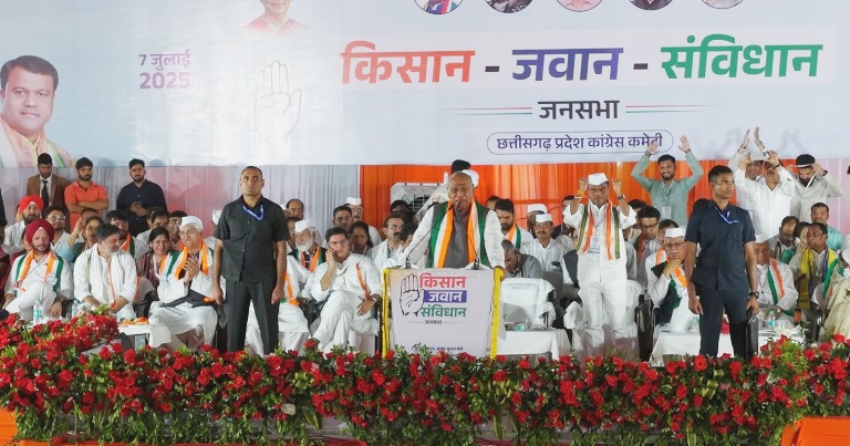 दिल्ली से नहीं चलेगा छत्तीसगढ़ : कांग्रेस की गरजती सभा में आरोपों की बौछार, संविधान-संस्कृति पर भाजपा को घेरा, खड़गे-पायलट-बघेल ने फूंका भाजपा सरकार के खिलाफ आंदोलन का बिगुल!