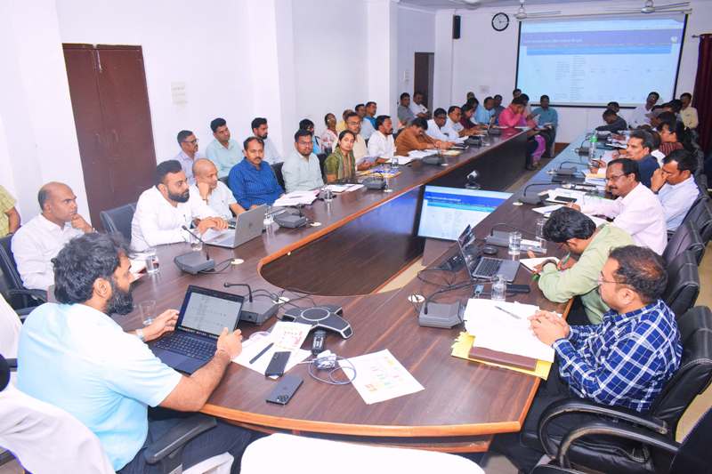 जशपुर : स्वास्थ्य सेवा में कोताही पर कलेक्टर सख्त, मुख्य चिकित्सा अधिकारी और PWD इंजीनियर को नोटिस, फील्ड विजिट की अनदेखी पर चेतावनी; प्रशासनिक बैठक में अफसरों को दिया कार्य निष्पादन का स्पष्ट रोडमैप