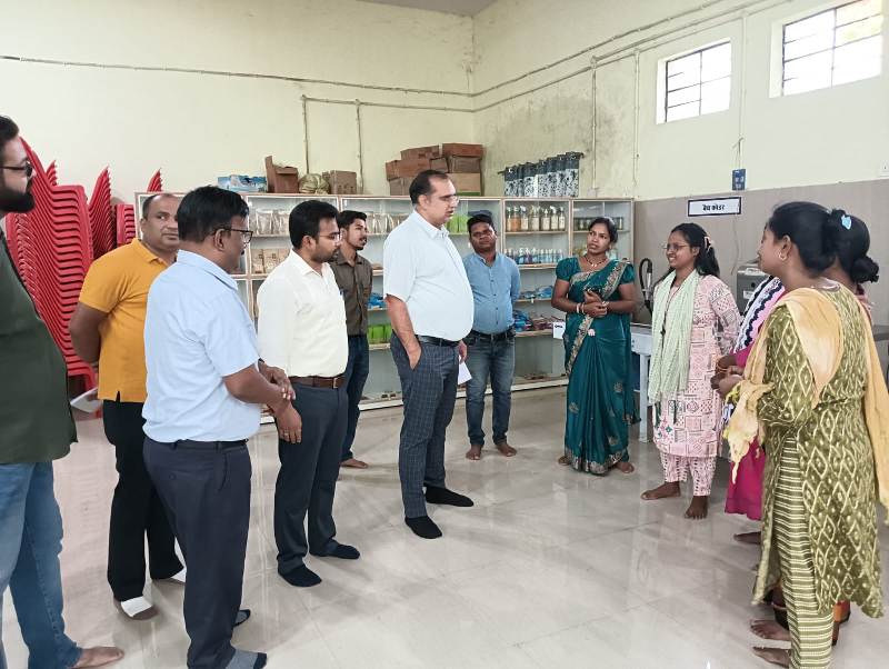 पंचायत एवं ग्रामीण विकास विभाग के सचिव भीम सिंह ने स्व सहायता समूह की महिलाओं से आजीविका मूलक गतिविधियों की ली जानकारी