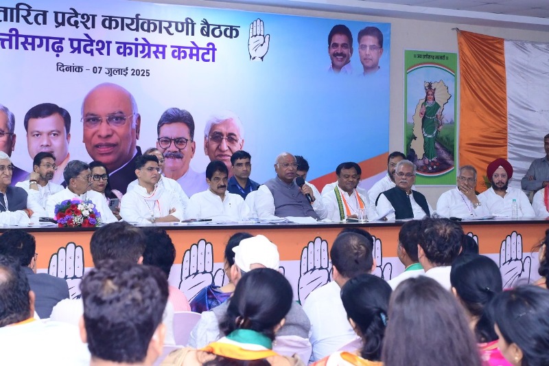 छत्तीसगढ़ में कांग्रेस की रणनीति तेज: मल्लिकार्जुन खड़गे और केसी वेणुगोपाल ने की पार्टी बैठक, तय की 4 माह की कार्ययोजना, आदिवासी-खाद संकट और स्कूल बंदी पर भाजपा को घेरा, जनआंदोलन की दी चेतावनी