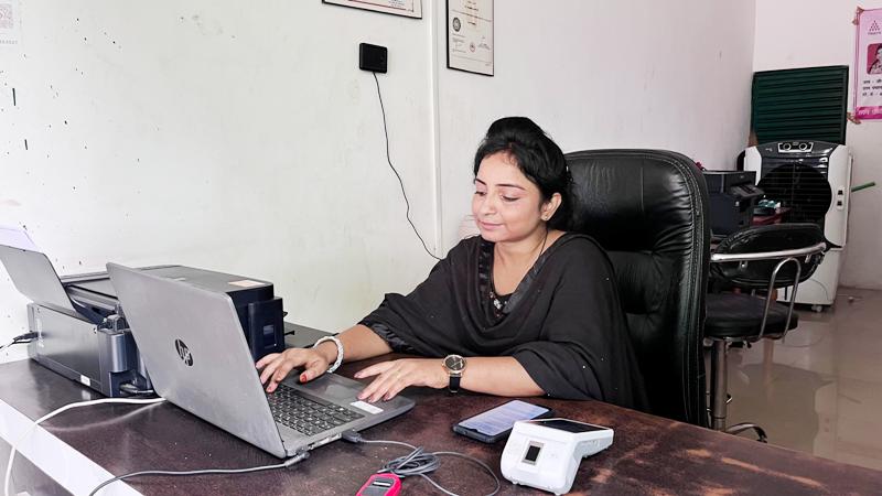 साधारण गृहिणी से बनीं फाइनेंशियल सुपरवुमन! स्कूटी से गाँव-गाँव घूमकर जीनत पहुँचा रही हैं लाखों की बैंकिंग सेवा!