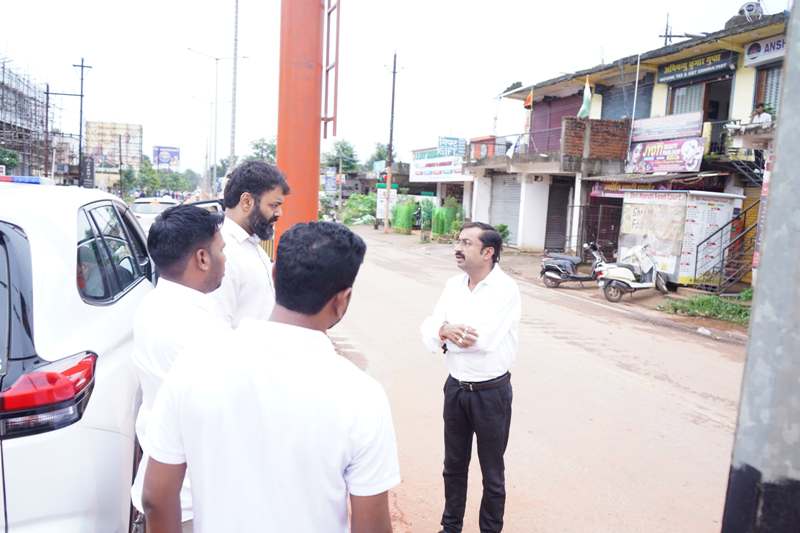 कलेक्टर रोहित व्यास ने किया जशपुर के मुक्ति धाम का निरीक्षण, दिए सफाई, सौंदर्यीकरण और प्रतीक्षालय भवन को शीघ्र पूर्ण करने के निर्देश