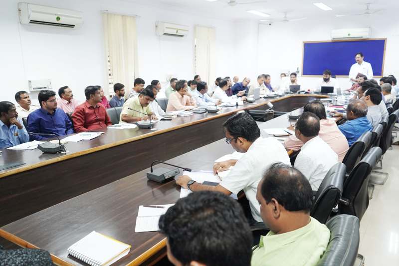 जशपुर कलेक्टर ने जनजातीय गांवों में योजनाओं के 100% क्रियान्वयन के दिए निर्देश, आयुष्मान से लेकर आवास तक लाभ पहुंचाने पर जोर