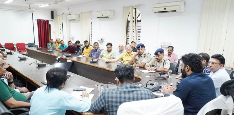 जशपुरनगर के विकास हेतु कलेक्टर ने शहर के व्यापारियों से की विभिन्न विषयों पर चर्चा