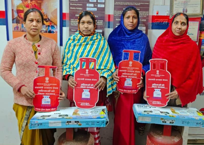 चूल्हे के धुएं से निकलकर सशक्तता की रौशनी तक : जशपुर में उज्ज्वला योजना बनी गरीब महिलाओं की उम्मीद की किरण