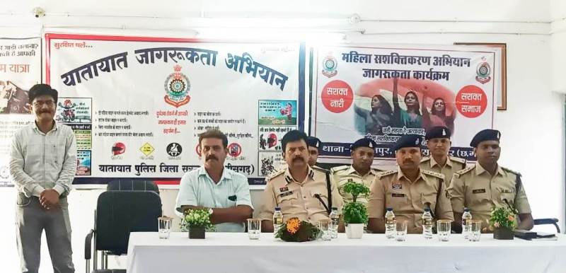 यातायात सुरक्षा नियमों का यदि सम्मान कर पालन करेंगे तो होगी दुर्घटना से बचाव- डीआईजी व एसएसपी सूरजपुर