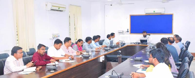 जशपुर: स्कूली बच्चों के जाति प्रमाण पत्र हेतु धरती आबा ग्रामों में विशेष अभियान के निर्देश, राजस्व कार्यों की समीक्षा बैठक में कलेक्टर ने दिए सख्त आदेश