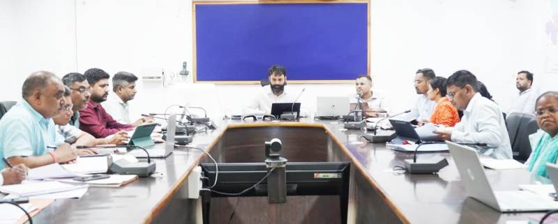 जशपुर कलेक्टर की समीक्षा बैठक: ग्रामीण सचिवालयों के निरीक्षण, स्वच्छता अभियान और आजीविका मिशन पर दिए अहम निर्देश