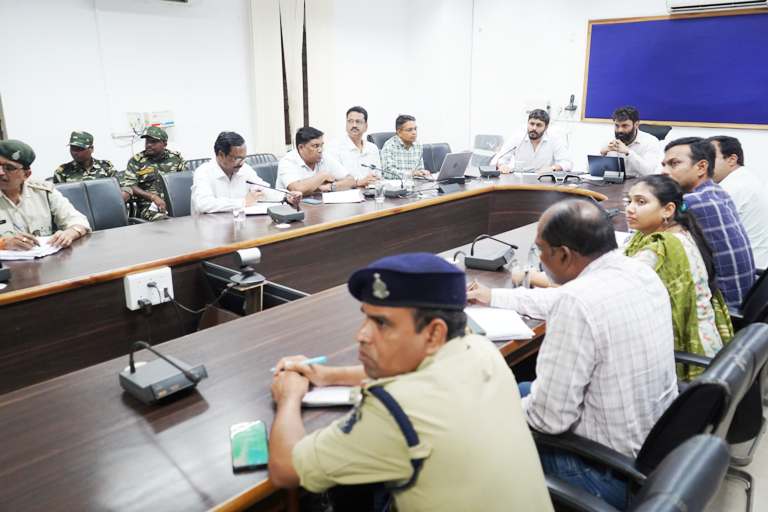 जंगल में खतरे की घड़ी! जशपुर में हाथियों की निगरानी के लिए कलेक्टर ने कसी कमर, गज संकेत एप से हर ग्रामीण तक पहुंचेगी सूचना