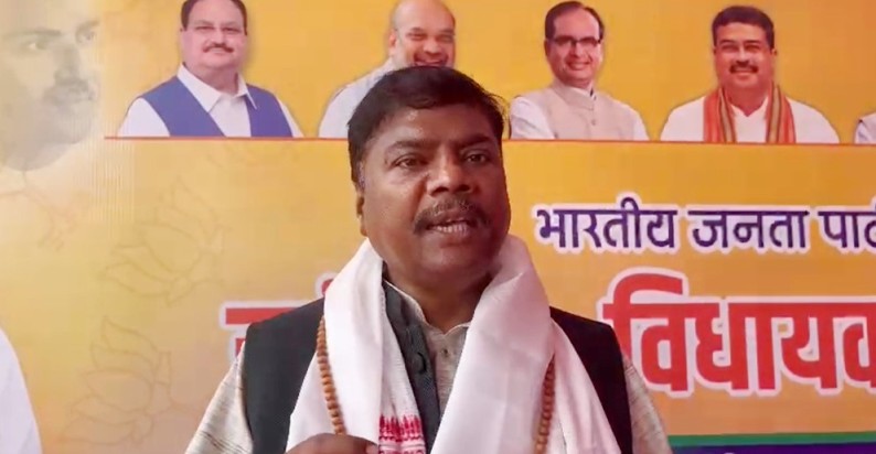 शेर के दहाड़ने से सियार भागते है,सियारो के चिल्लाने से शेर नहीं भागते : खड़गे के बयान पर मंत्री कश्यप का करारा पलटवार