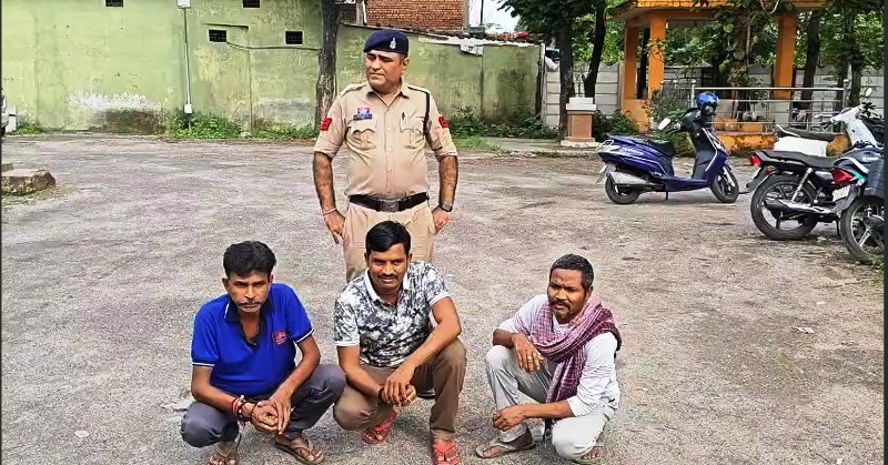 कोसमपाली में महिला समिति और पुलिस की बड़ी कार्रवाई : गांव की महिलाओं ने दिखाई हिम्मत, शराब माफियाओं की धमकी पर कानून का कड़ा शिकंजा, अवैध शराब की शिकायत पर तीन आरोपी पुलिस गिरफ्त में.