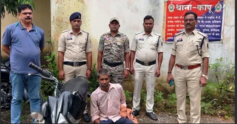 कापू पुलिस की नाकेबंदी में गांजा तस्कर हुआ गिरफ्तार, पत्थलगांव से गांजा बेचने आए तस्कर को कापू में पुलिस ने दबोचा, ₹15,000 कीमत का 984 ग्राम मादक पदार्थ गांजा बरामद, भेजा गया न्यायिक रिमांड पर.