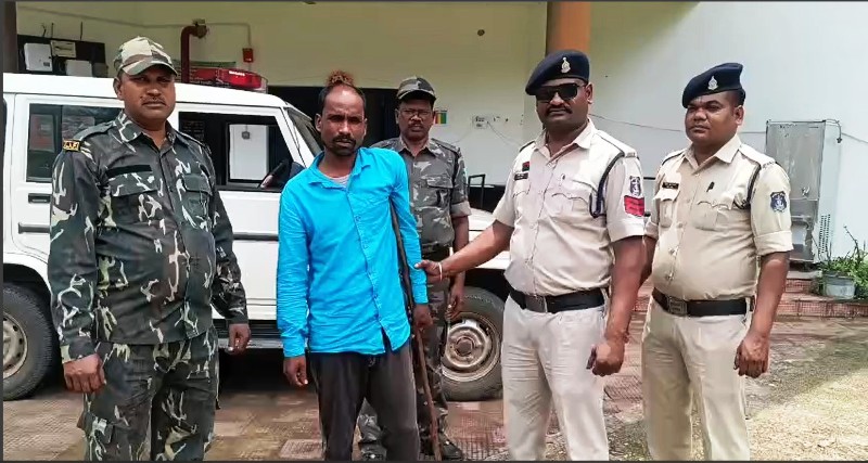 ऑपरेशन शंखनाद : फरार गौ-तस्कर ईरशाद खान जशपुर पुलिस के शिकंजे में, आरोपी के कब्जे से जप्त हुए थे 50 गौ-वंश, ट्रक-पिकअप भी जब्त, तीन थानों में दर्ज थे अपराध, किया गया गिरफ्तार.