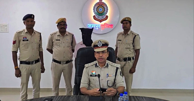 जशपुर पुलिस की बड़ी सफलता : पुलिस की रणनीति लाई रंग, ग्राहक सेवा केंद्र लूटकांड का मास्टरमाइंड फरार चल रहा शातिर अपराधी रवि उरांव रांची से गिरफ्तार, भेजा गया न्यायिक अभिरक्षा में.