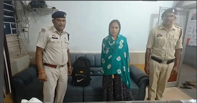सीपत पुलिस की बड़ी कार्रवाई : ग्राम मटियारी में अवैध गांजा कारोबार का भंडाफोड़, पुलिस ने की त्वरित रेड, महिला तस्कर के पास से दो किलो गांजा जब्त, महिला आरोपिया एनडीपीएस एक्ट में गिरफ्तार कर भेजी गई जेल.