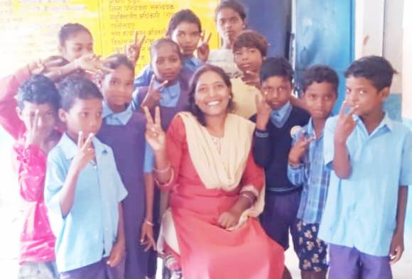 प्राथमिक स्कूल गीधा में शिक्षकों की पदस्थापना होने से बच्चे उत्साह से पढ़ने पहुंच रहे स्कूल, जशपुर जिले में अब शिक्षक विहीन और एकल शिक्षकों की संख्या हो गई है शून्य