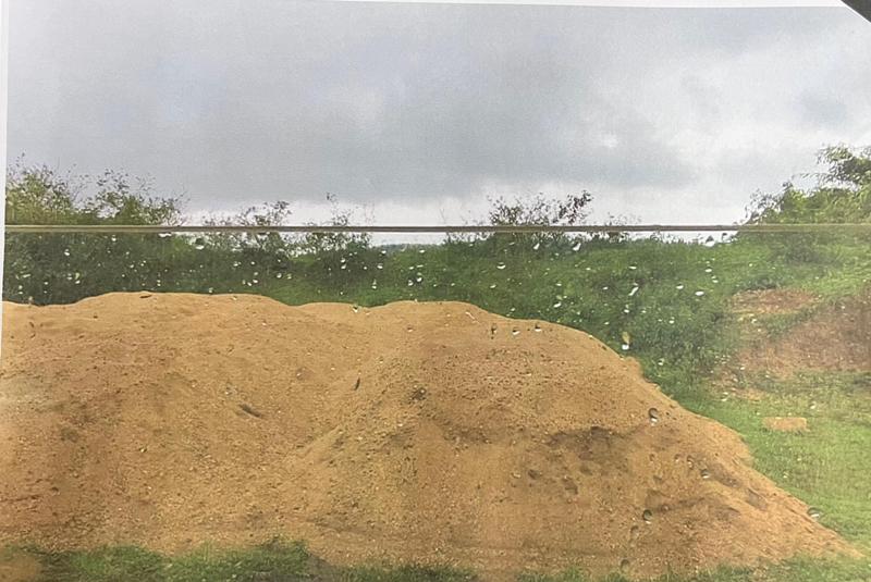 रेत का काला कारोबार उजागर! जशपुर में 310 ट्रैक्टर रेत के अवैध भंडारण का खुलासा, प्रकरण दर्ज