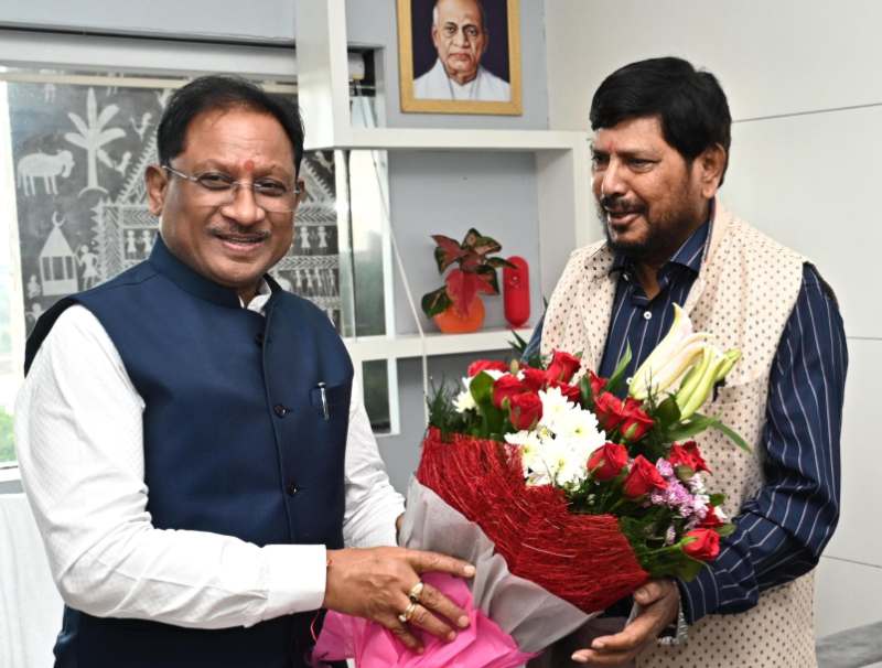 मुख्यमंत्री विष्णु देव साय से केंद्रीय राज्यमंत्री रामदास अठावले ने की सौजन्य मुलाकात