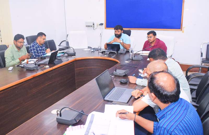 जशपुर की प्रशासनिक बैठक में कलेक्टर का बड़ा ऐलान – समयसीमा का उल्लंघन करने वालों पर कार्रवाई तय