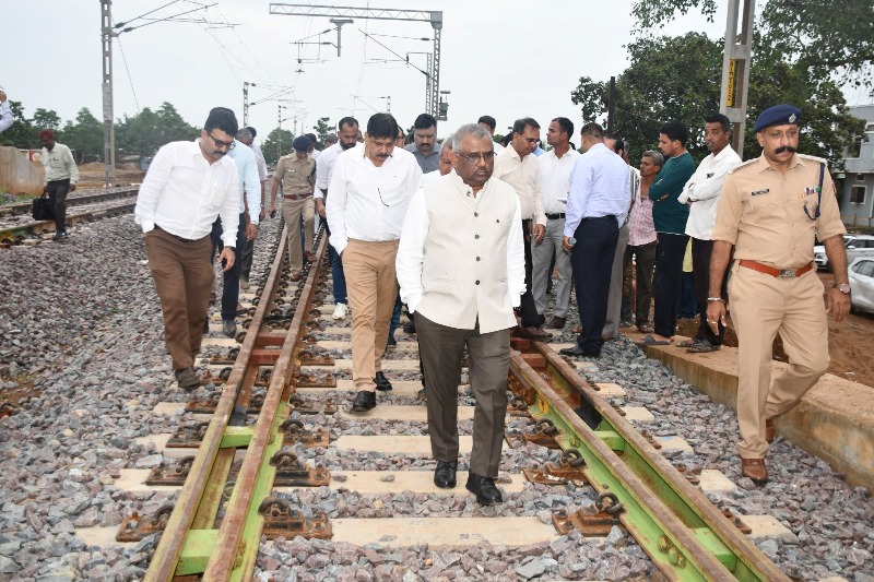 रेलवे परियोजना पर तेज़ी: रायपुर–अभनपुर–राजिम मार्ग का महाप्रबंधक ने किया निरीक्षण, ब्रॉड गेज नेटवर्क से जुड़ेंगे धार्मिक स्थल