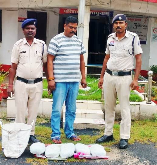 ऑपरेशन आघात : कट्टे की नोक पर लूट के बाद अब गांजा तस्करी! जशपुर पुलिस ने कुख्यात अरुण नायडू को दमेरा घाट से दबोचा, बोलेरो समेत ₹75,000 का गांजा किया जब्त