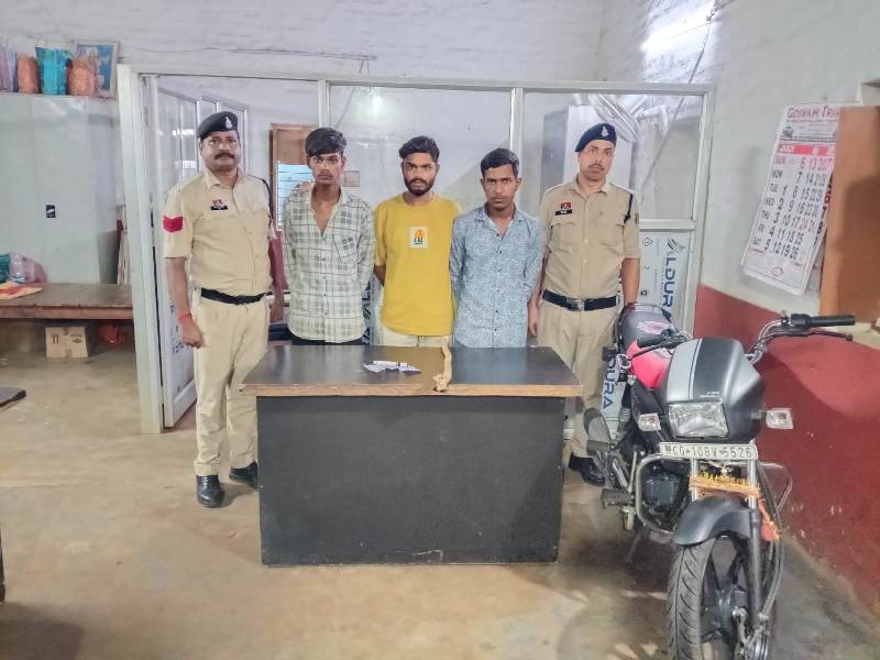 बाइक रोककर शराब के लिए पैसे मांगने वाले तीन आरोपी गिरफ्तार